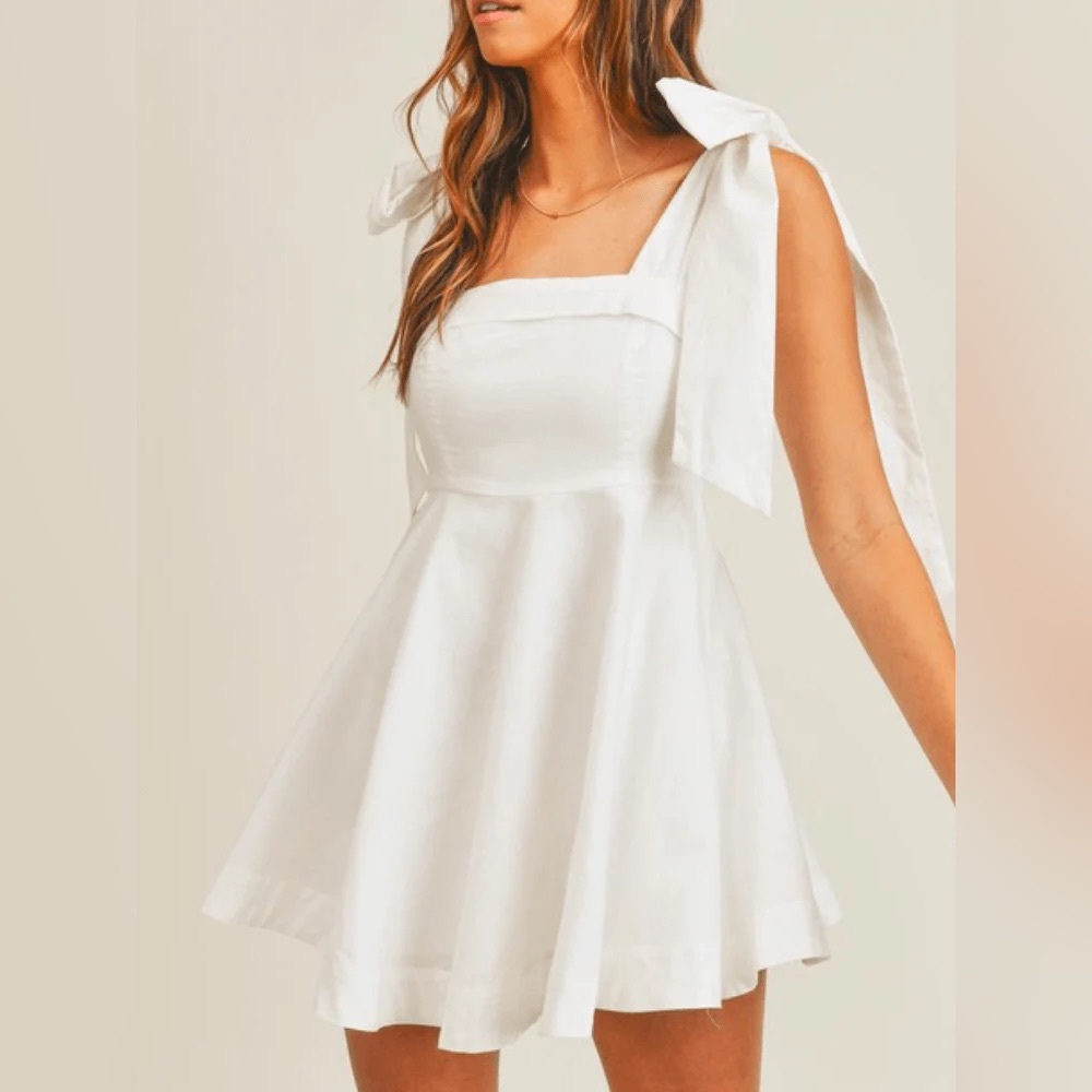 Elegant White Bow-Tie Dress